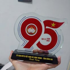 Kỷ niệm chương 95 năm ủy ban mặt tổ quốc tặng