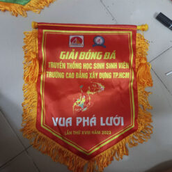 Mẫu cờ lưu niệm bóng đá đẹp có tại xưởng quà Yolo