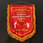 Cờ lưu niệm đuôi bầu 30x40cm