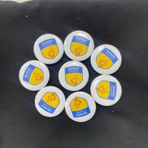 Huy hiệu nhựa tròn hutech làm theo số lượng