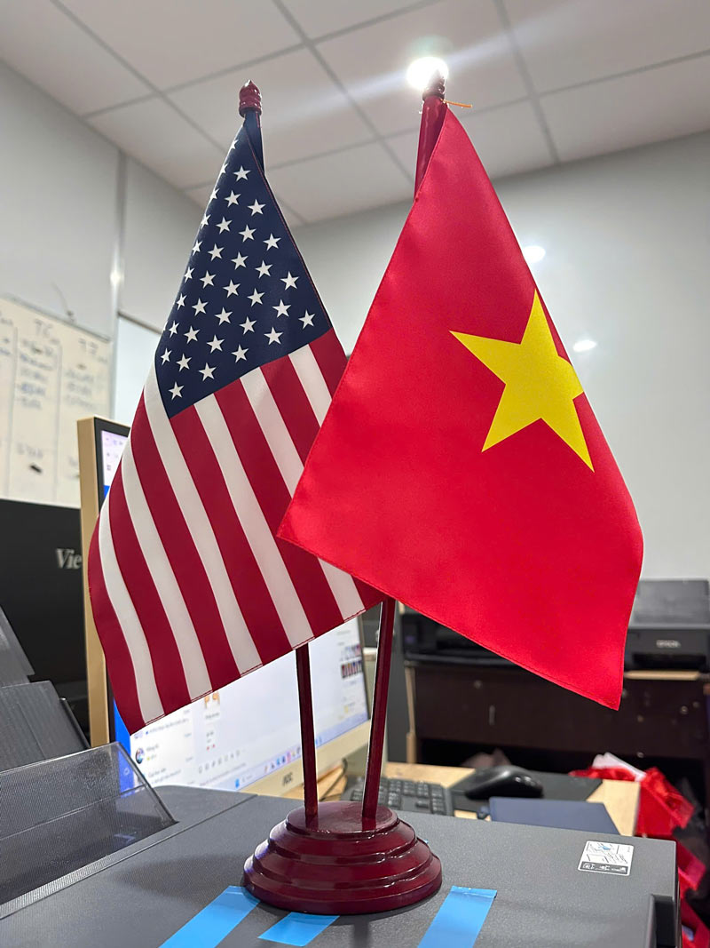 Cờ để bàn hội nghị lấy liền