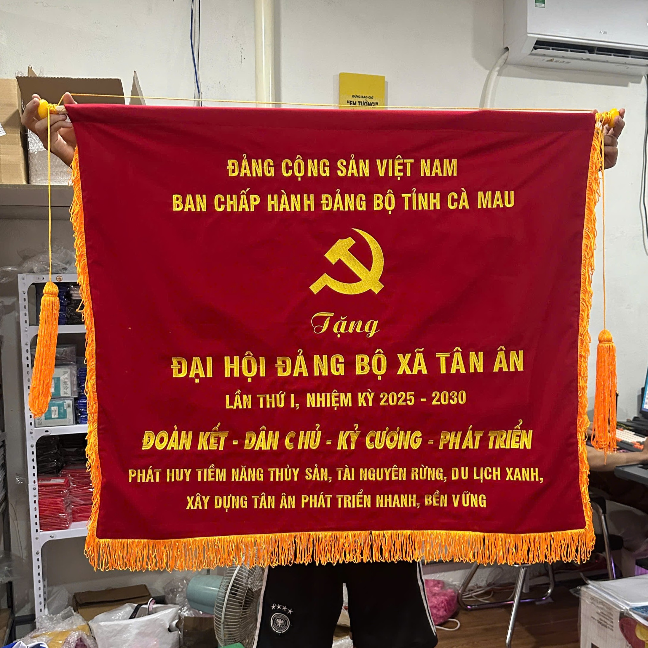 co-theu-dang-bo-xa-tan-an Bức trướng thêu theo yêu cầu
