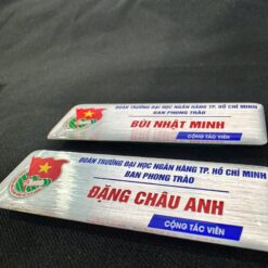 Bảng tên nhôm bạc làm bảng tên đeo ngực đẹp