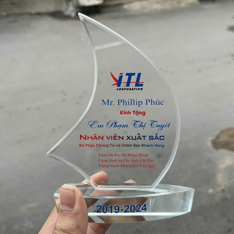Mẫu cup thủy tinh lưu niệm cuối năm