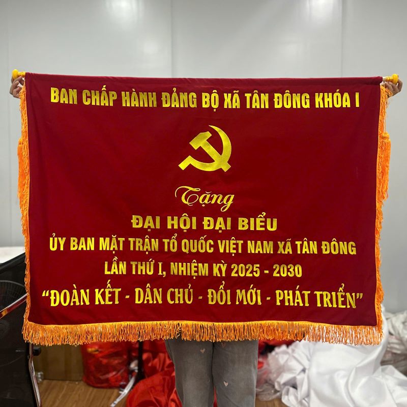 Bức trướng tặng trong Đại hội đại biểu 8