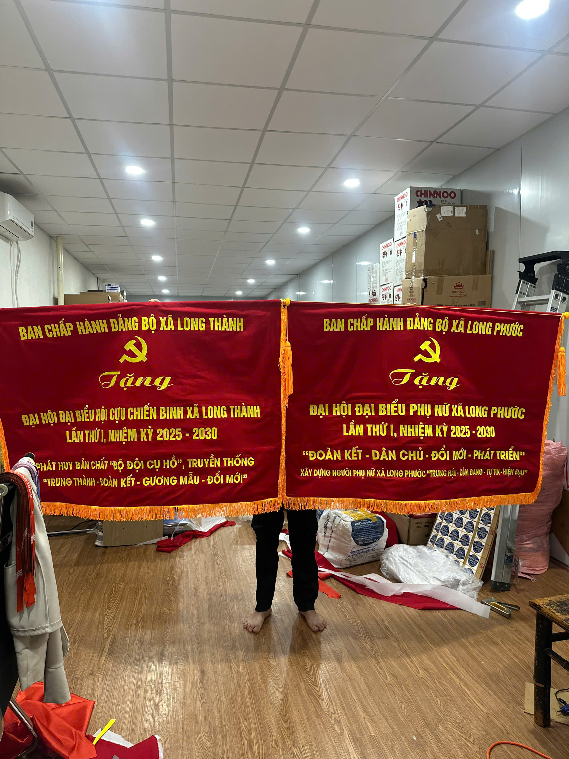 Cờ Đảng ban chấp hành xã Thêu bức trướng