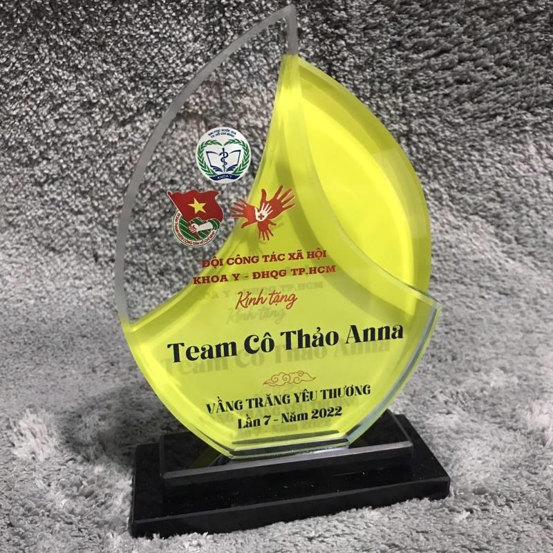 Kỷ niệm chương ngôi sao thủy tinh tặng sinh viên 5 tốt