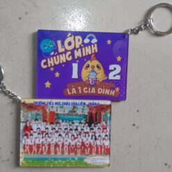 Móc khóa mica 2 mặt in hình lớp học
