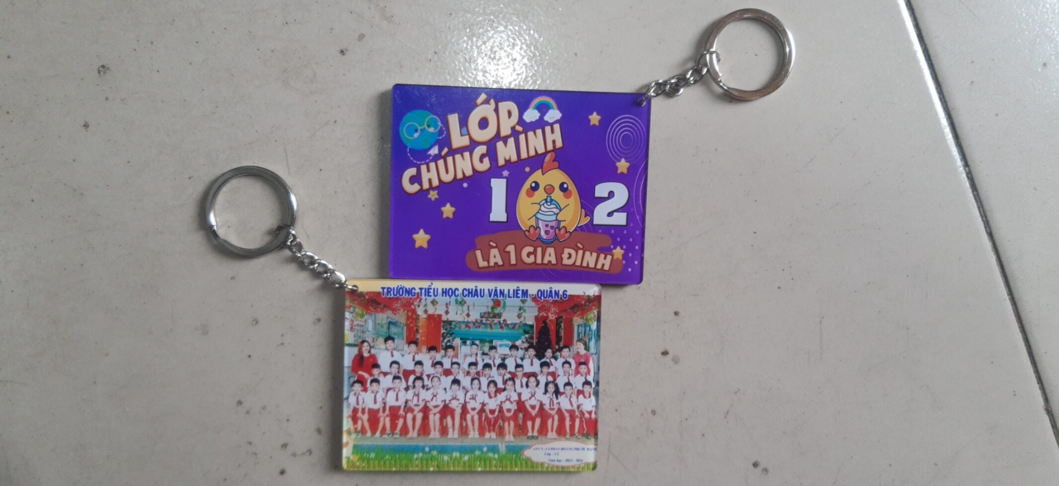 Móc khóa mica 8 tháng 3 Móc khóa mica 2 mặt in hình lớp học