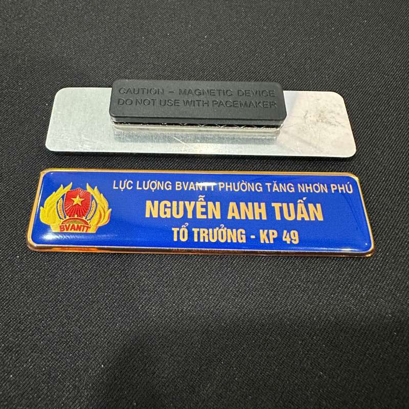 Bảng tên cài áo đổ keo trong bảo vệ khu phố 2 mặt