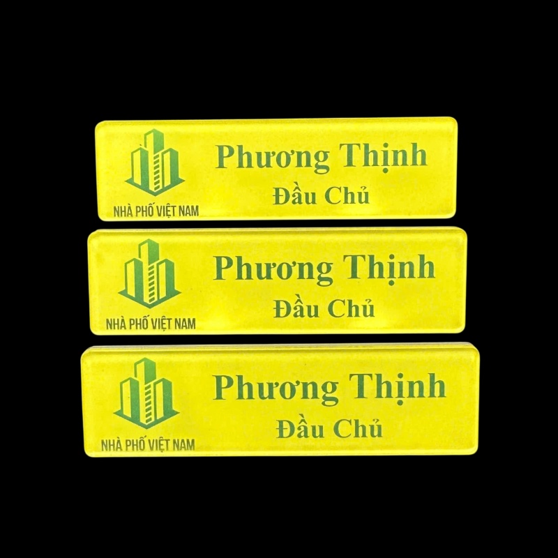 Bảng tên được làm từ chất liệu mica