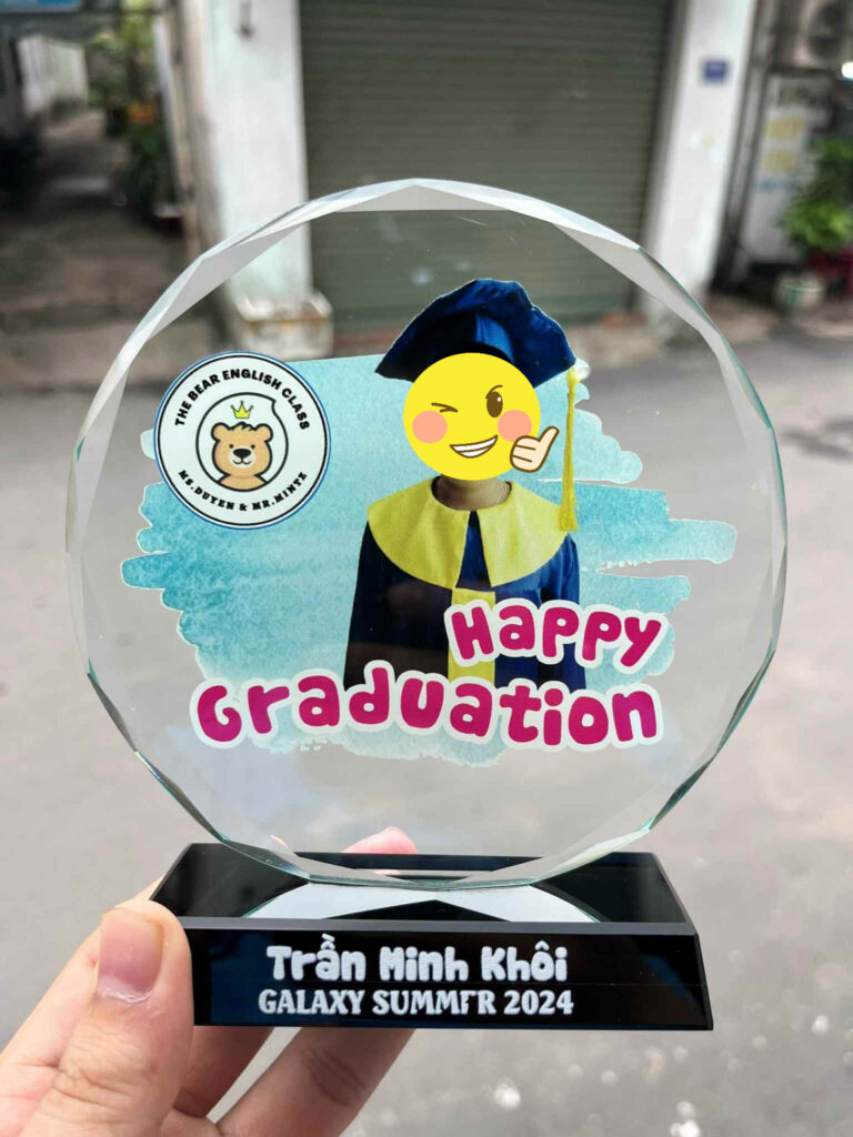 Cúp kỷ niệm ngày ra trường học sinh mầm non
