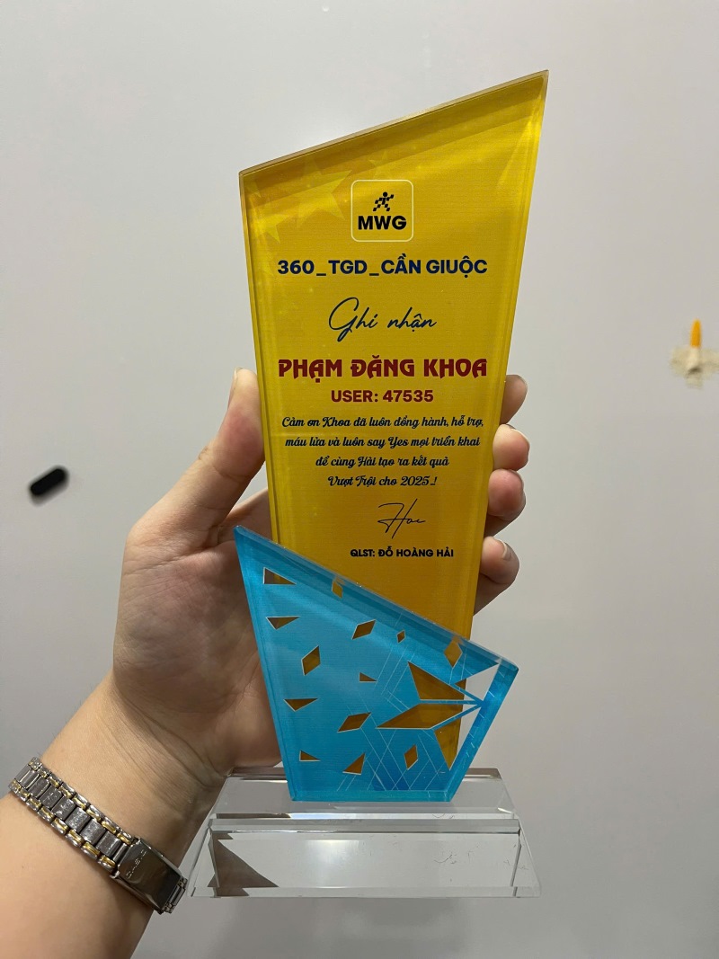 Cup pha lê ghi nhận công lao nhân viên