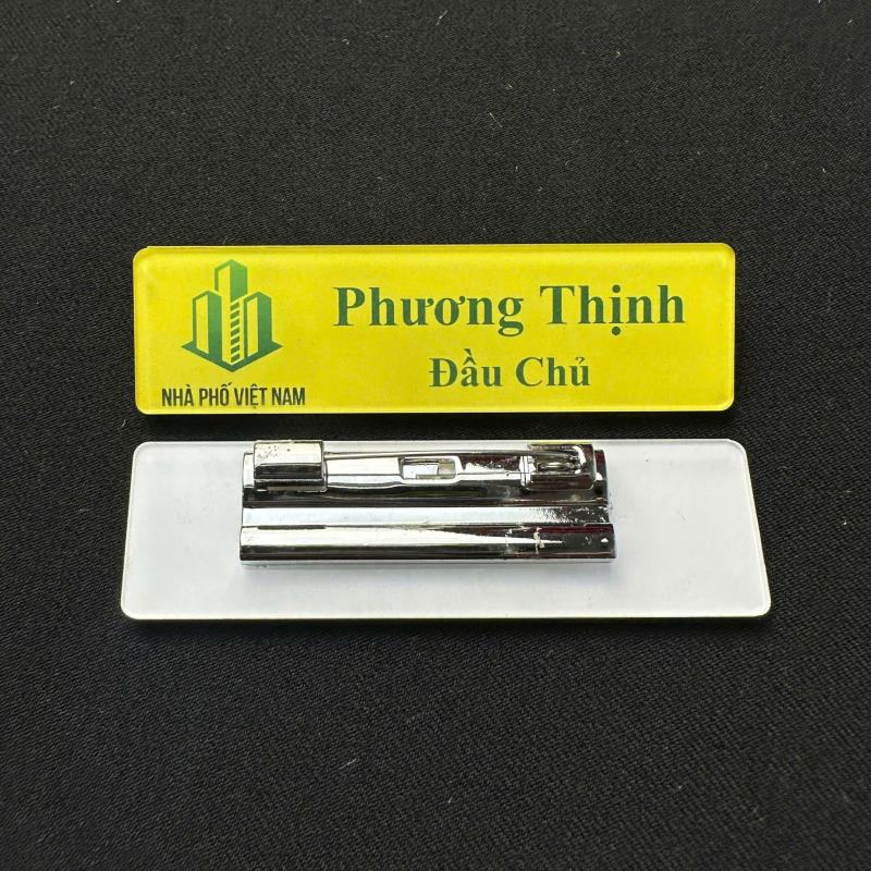 ban-ten-mica-gan-ghim-cai Bảng tên mica gắn ghim cài in theo yêu cầu