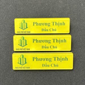 Bảng tên được làm từ chất liệu mica