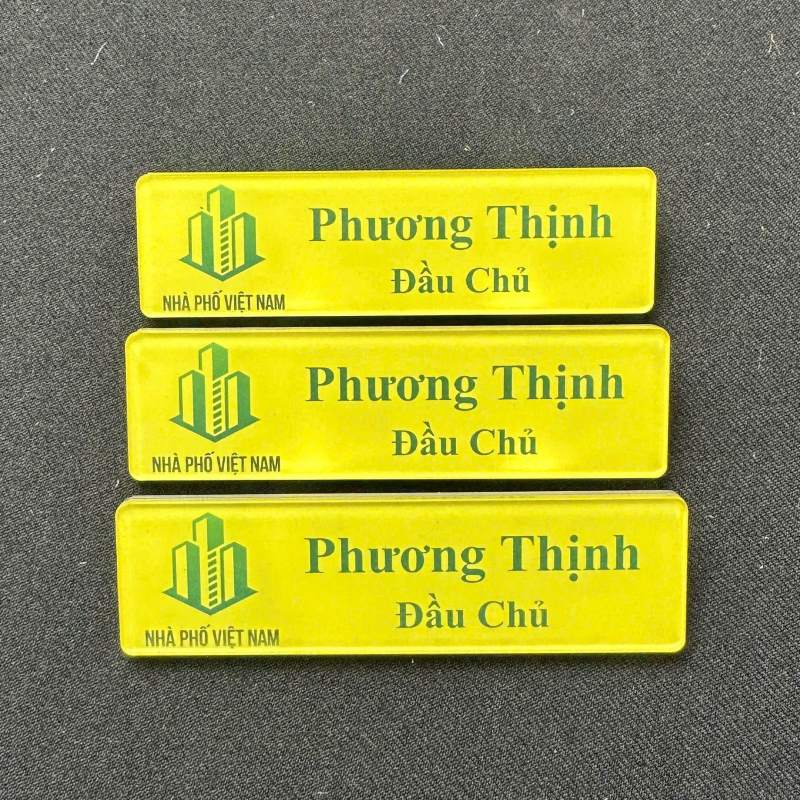 Bảng tên chất liệu mica Bảng tên được làm từ chất liệu mica