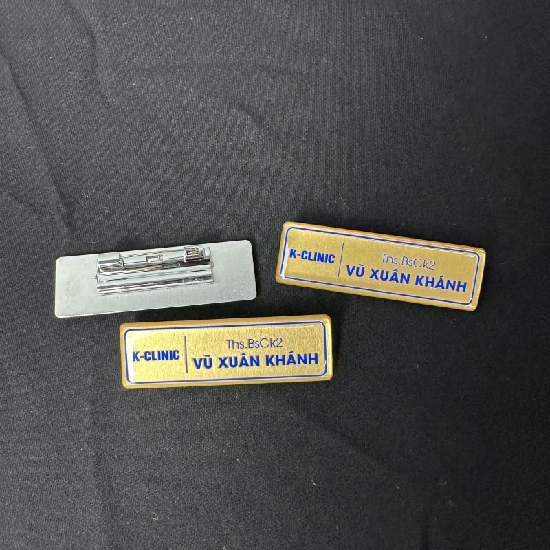 Bảng tên kim loại gắn ghim cài