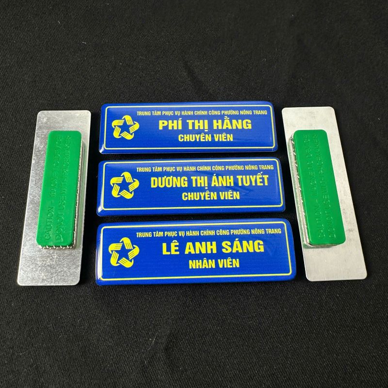 bang-ten-kim-loai-gan-nam-cham-trung-tam-phuc-vu-hanh-chinh-cong