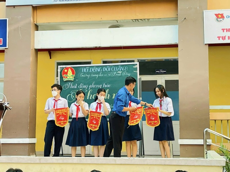 Cờ luân lưu trường học theo yêu cầu